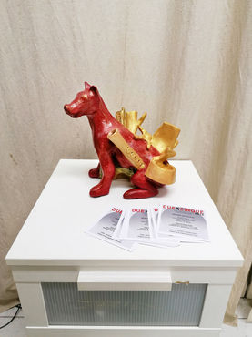 Dog with objects
terracotta painted with acrylic.
One of the works presented during the contemporary art exhibition on the theme of objects, desires in abundance.