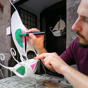 Preparazione della scultura collettiva realizzata da Angelo Rossi e decorata da Simone Zanco