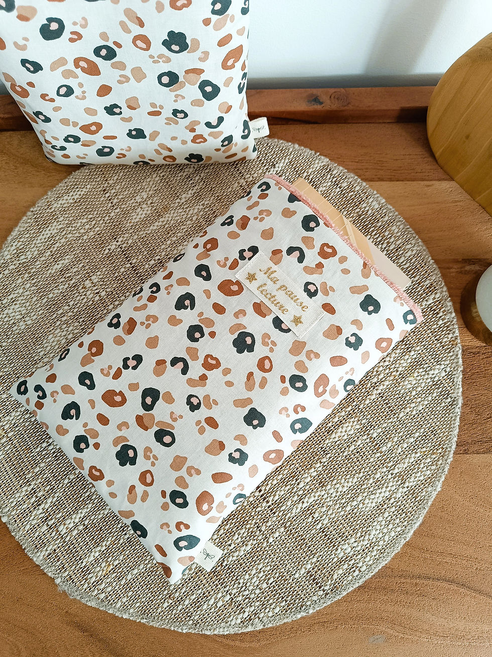 Miniature : Pochette molletonnée collection Léopard Rosé - format livre de poche