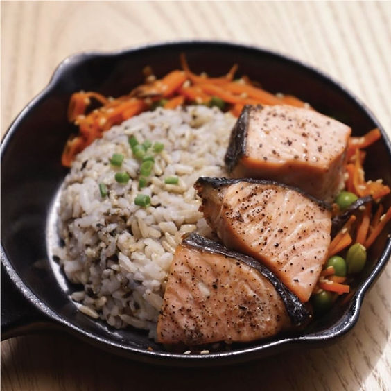 ข้าวญี่ปุ่นอบสาหร่ายแซลมอน