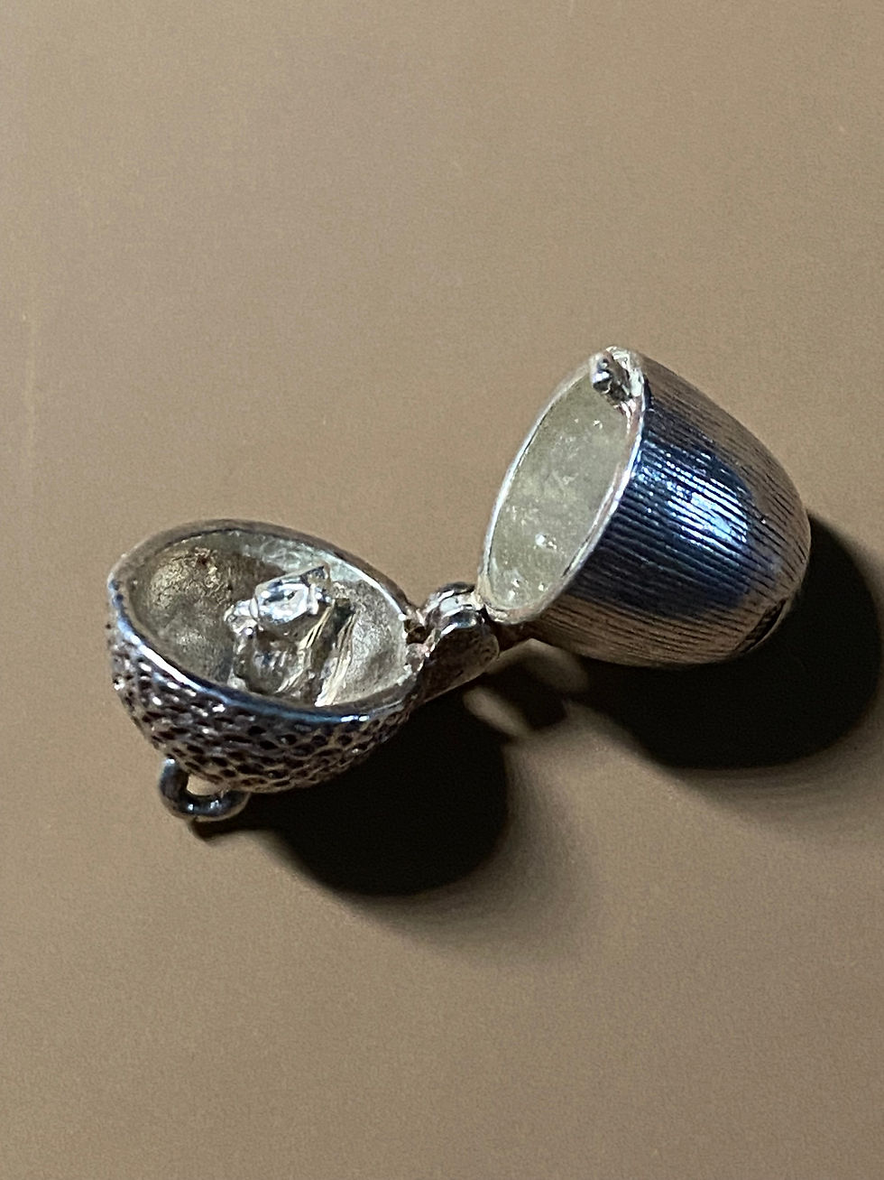 Thumbnail: 925 Sterling Silver Large Acorn & Squirrel Vintage Opening Charm / Pendant