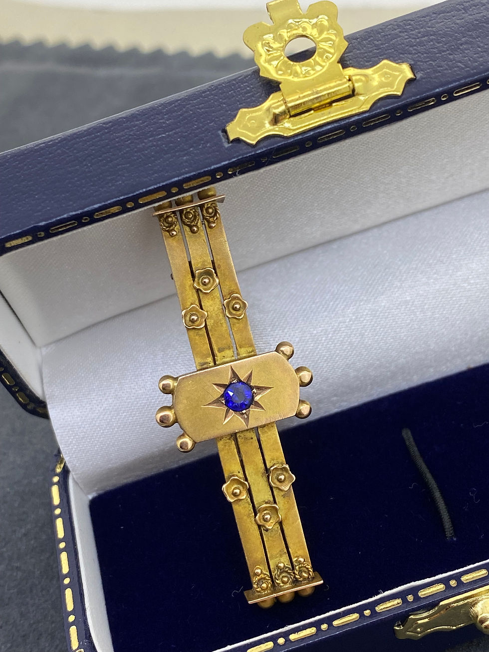 Thumbnail: Antique Edwardian c1905 15K Yellow Gold & Sapphire Bar Brooch by Willis & Sons.