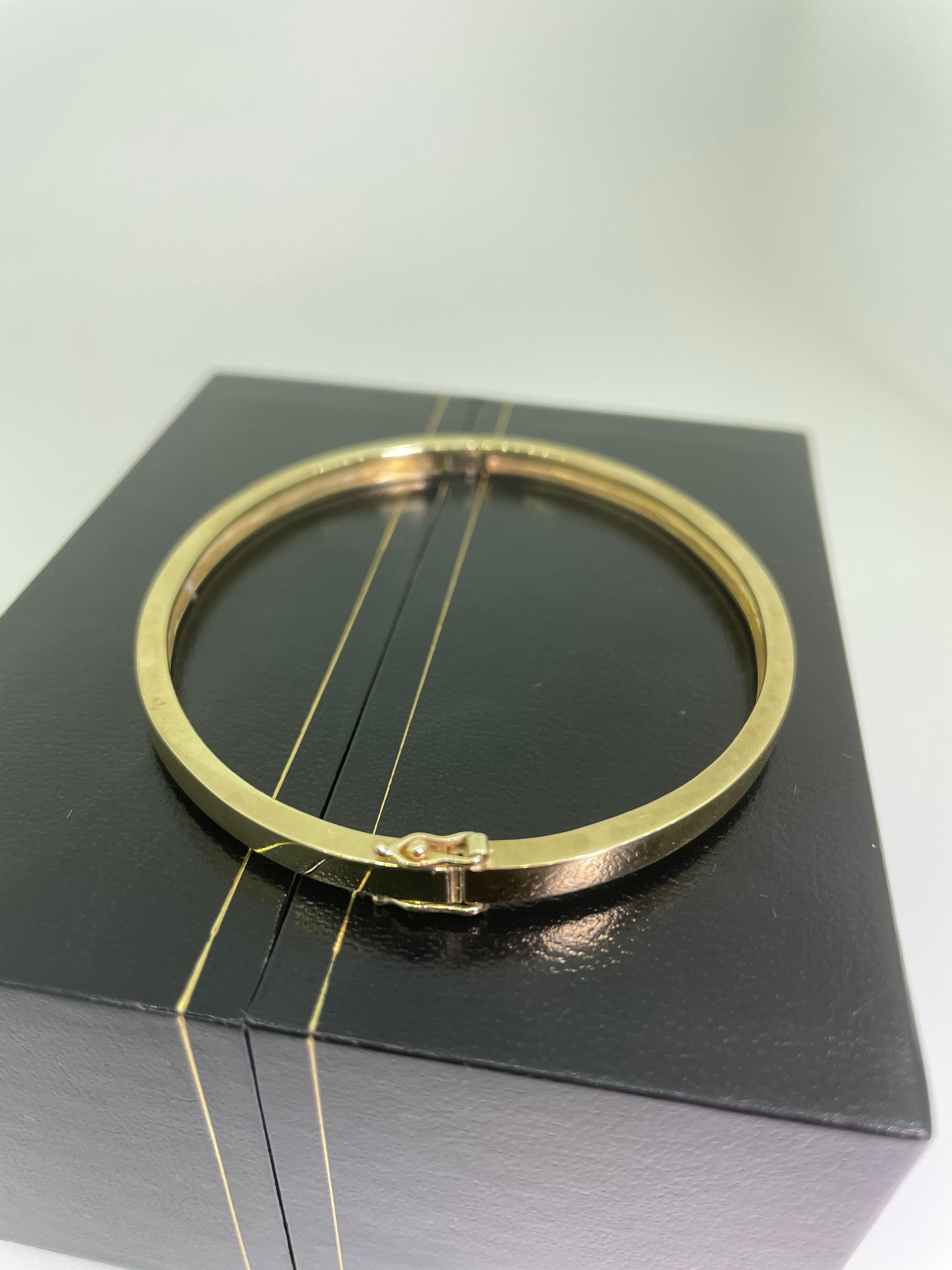 9K (375) Yellow Gold Vintage Bangle. Circumference 19.5cm.