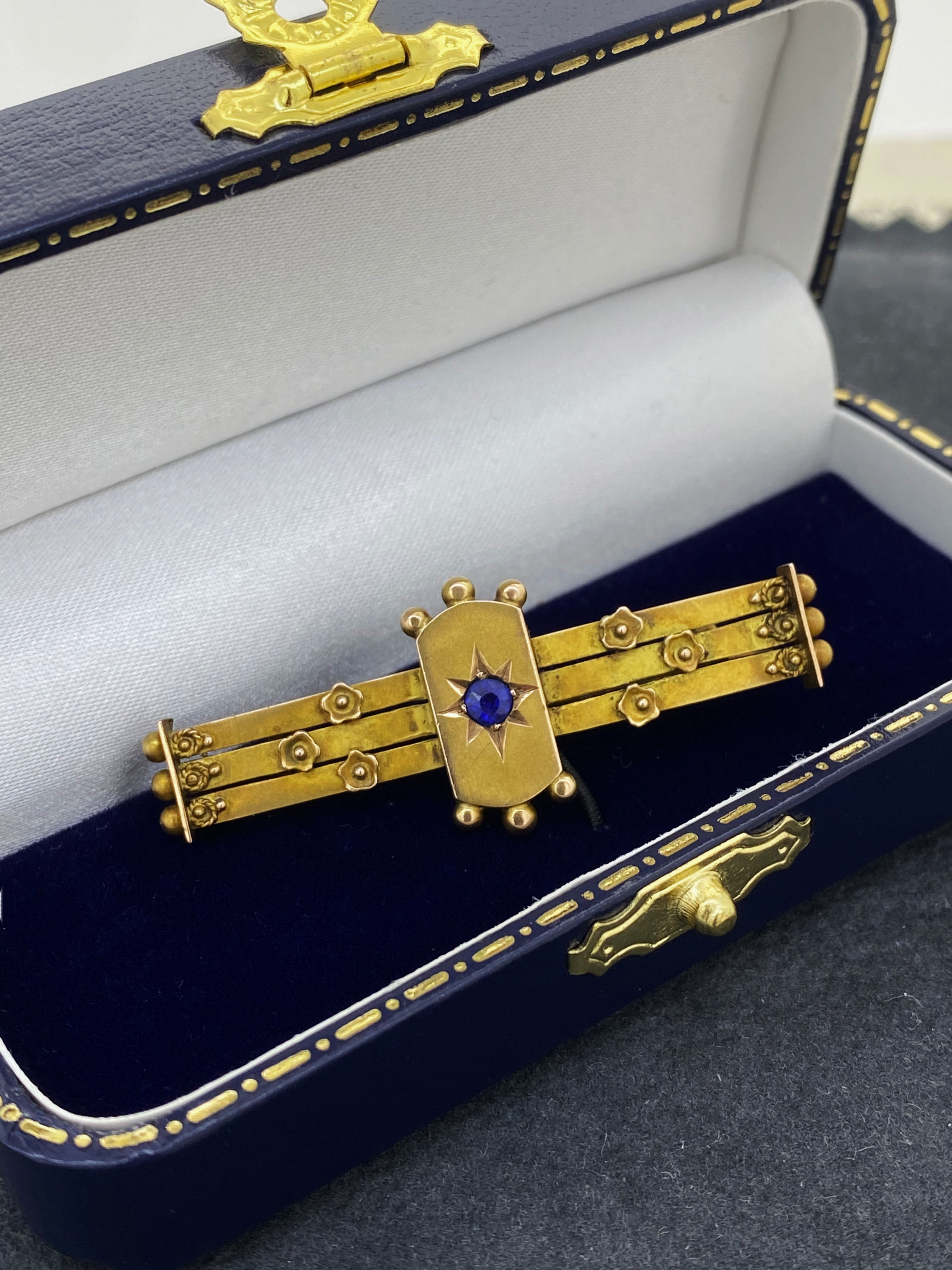 Antique Edwardian c1905 15K Yellow Gold & Sapphire Bar Brooch by Willis & Sons.