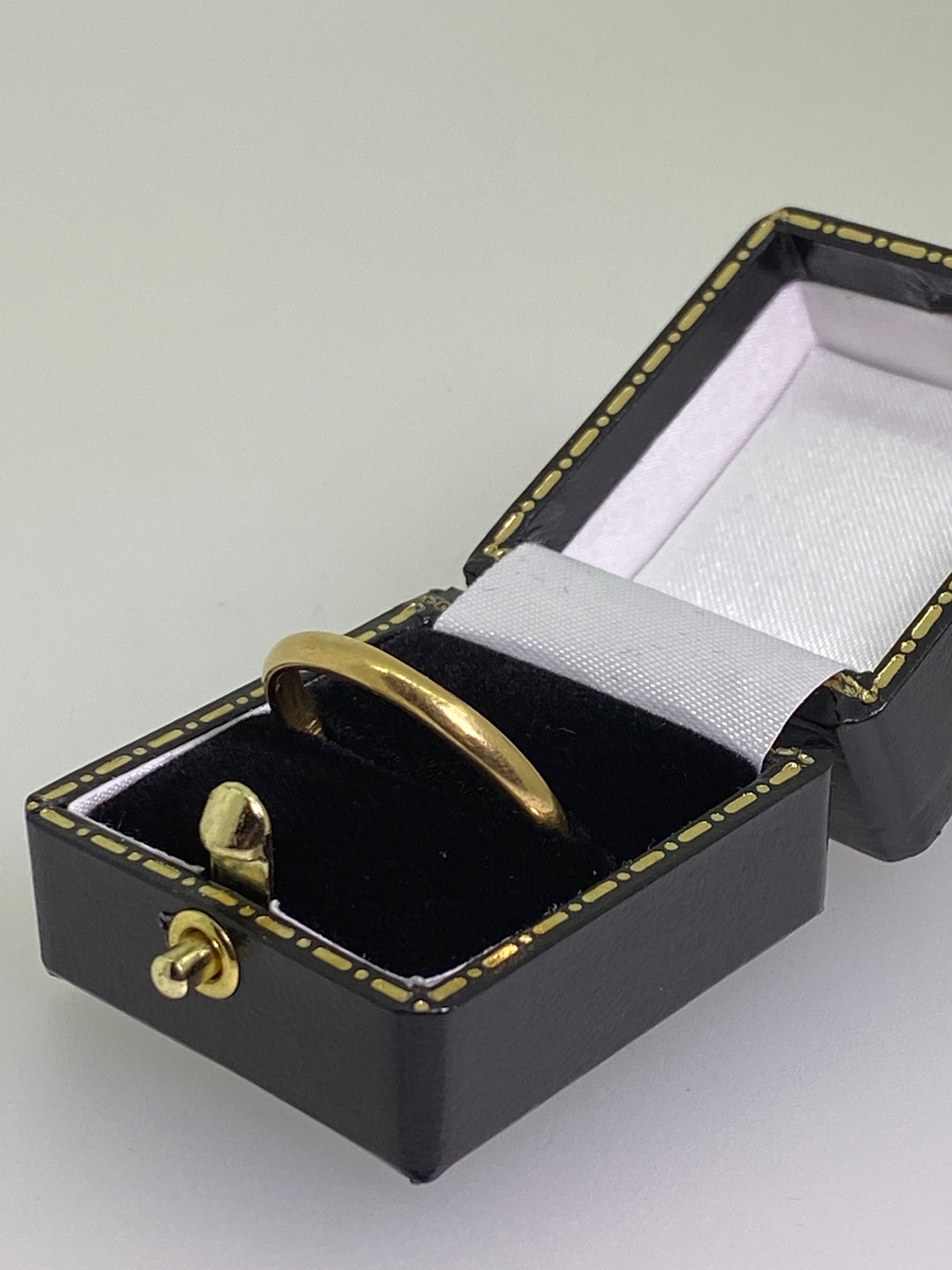 An Art-Deco 18K Gold Wedding Band, 2.8mm wide