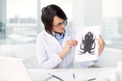 Psicólogo con manchas de tinta