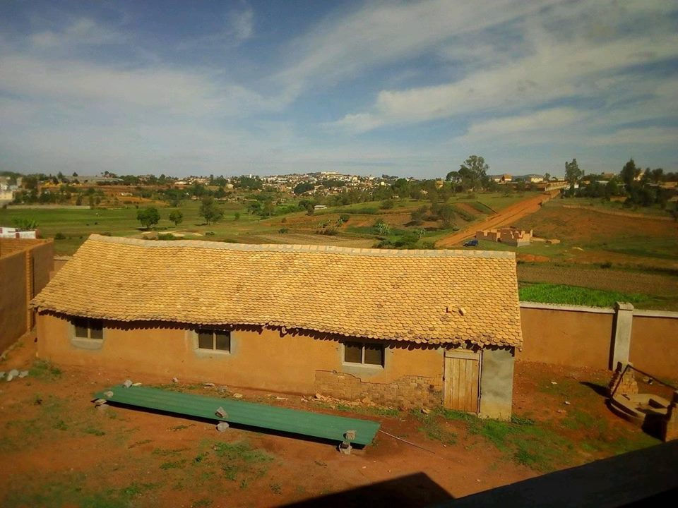 Miniature : Terrain avec maison en cours de finition + ferme