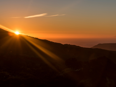 Sunrise over mountains representing Sunrise Signals, a morning leadership ritual for revenue professionals.