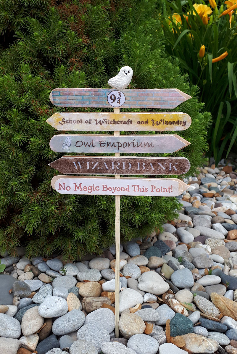 Mini Wizard World Sign Post