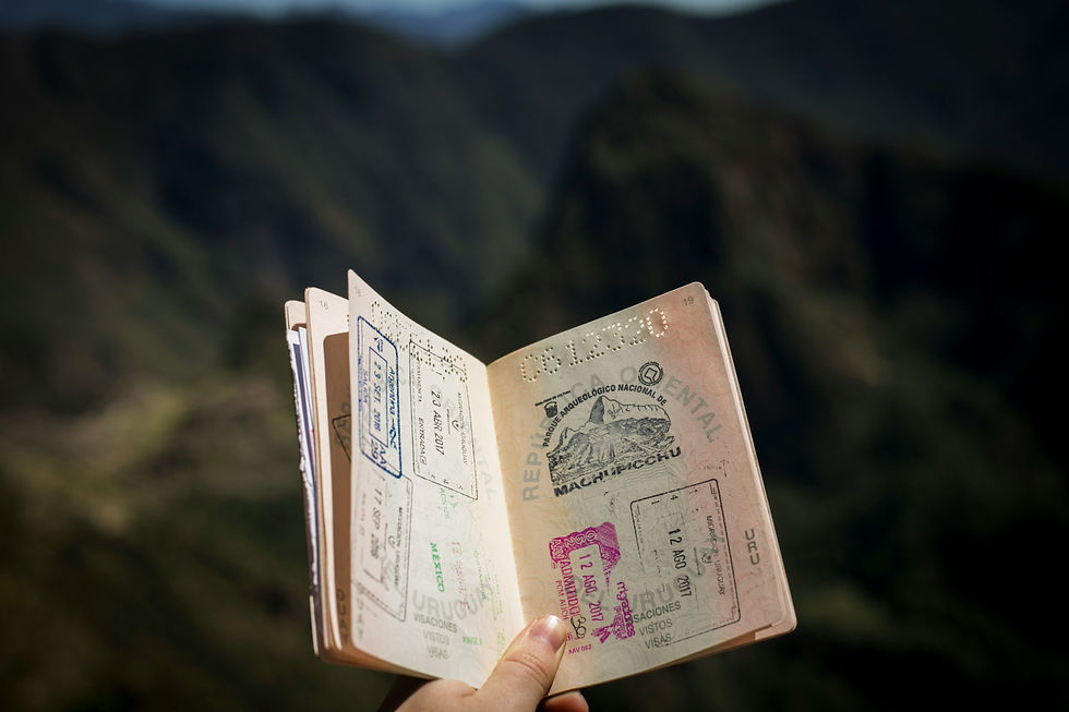 Passaporto aperto tenuto in mano durante il controllo di dati anagrafici, validità e pagine disponibili.