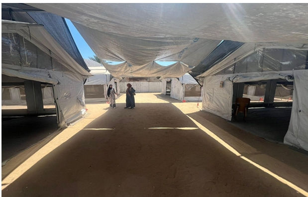 Ingresso di una tenda educativa temporanea a Gaza, allestita come spazio scolastico per bambini e bambine.