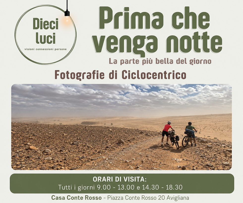 Locandina della mostra Prima che venga notte con due cicloviaggiatori nel deserto durante un viaggio in bikepacking.