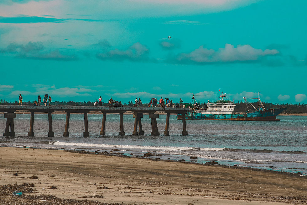 L’immagine richiama bene il lato marino di Malindi, il rapporto con l’oceano e il ritmo della costa. È meno specifica rispetto a Gede o Mida Creek, ma funziona molto bene nel contesto della città costiera.