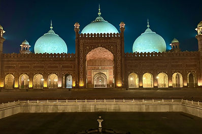 Prenota ora per il Pakistan, una terra autentica dove si incontrano civiltà millenarie e paesaggi di rara bellezza. Dalle cime del Karakorum ai deserti del Sindh, tra mercati vibranti e moschee decorate, il Pakistan offre un viaggio ricco di incontri, natura e cultura. Un’esperienza intensa, fuori dai sentieri battuti.