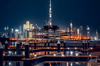 Prenota ora per scoprire gli Emirati Arabi Uniti, dove il fascino del deserto incontra l’architettura avveniristica. Dalle dune dorate di Abu Dhabi ai grattacieli iconici di Dubai, tra moschee monumentali, souk tradizionali e mare cristallino, gli Emirati offrono un viaggio unico tra tradizione e innovazione.