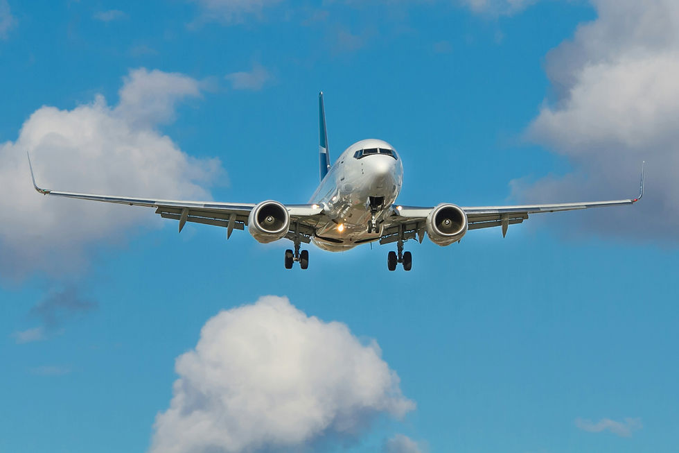 Aereo di linea in volo, simbolo della partenza per l’Indonesia dopo aver verificato passaporto e documenti necessari.