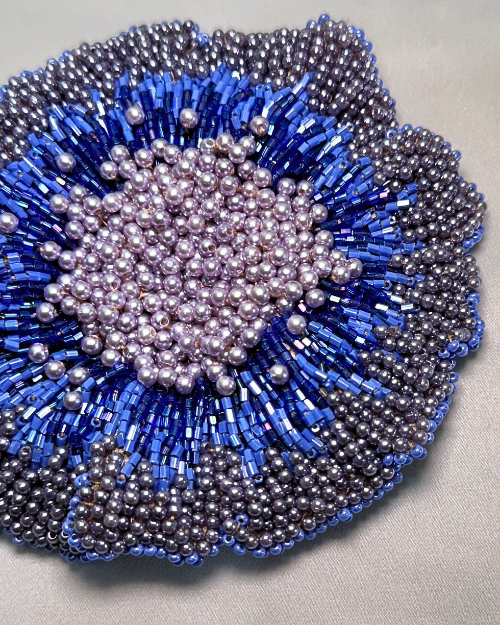 Miniatura: Camélia Bordada Broche Azul
