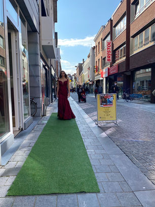 A-Biba naaiatelier mode show 2020. Rood feest kleedje