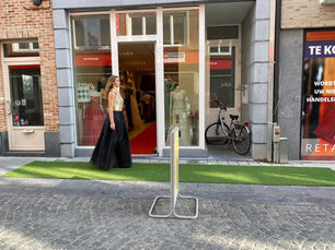 Abiba naaiatelier mode show 2020. Mooie lange zwarte feestkleedje