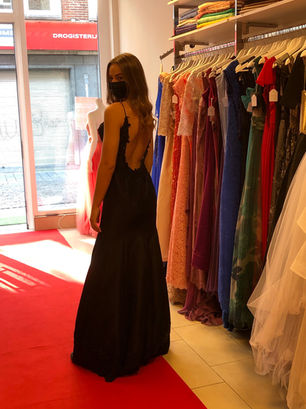 Lange bordeauxrood feest kleedje met open rug bij A-biba naaiatelier Leuven. 