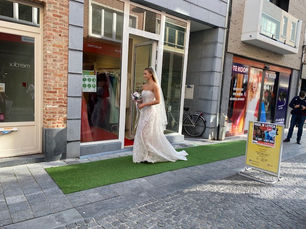 Abiba naaiatelier mode show 2020. Prachtige lange witte trouwjurk