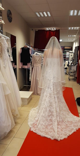 Abiba naaiatelier mode show 2020. Achterkant van prachtige lange witte trouwjurk