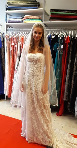 Abiba naaiatelier mode show 2020. Voorkant van prachtige lange witte trouwjurk