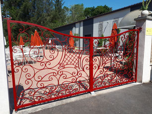 Portail avec volutes en fer forgé