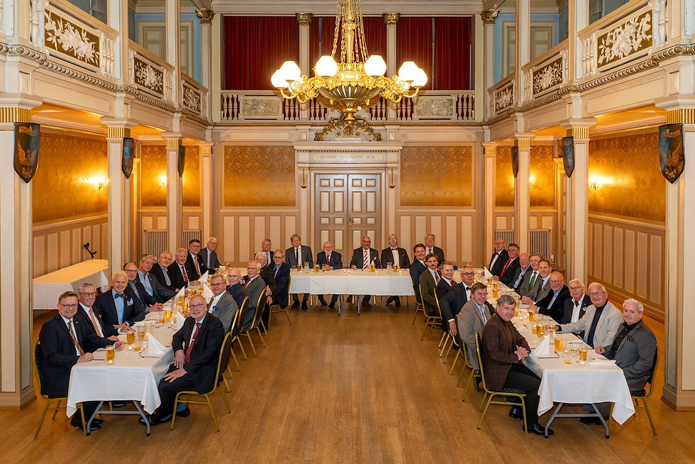 Her er det trivelig å være! En hyggelig kveld og godt selskap med god mat og drikke, og i tillegg en interessant presentasjon om "Skikk og Bruk" ved Lars Helge Lundberg.