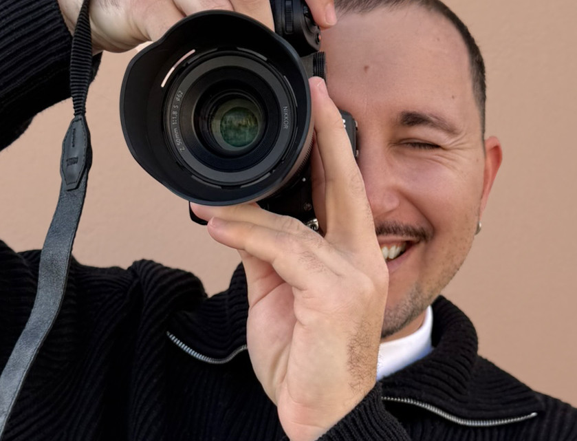 portrait du photographe en train d eprendre une photo