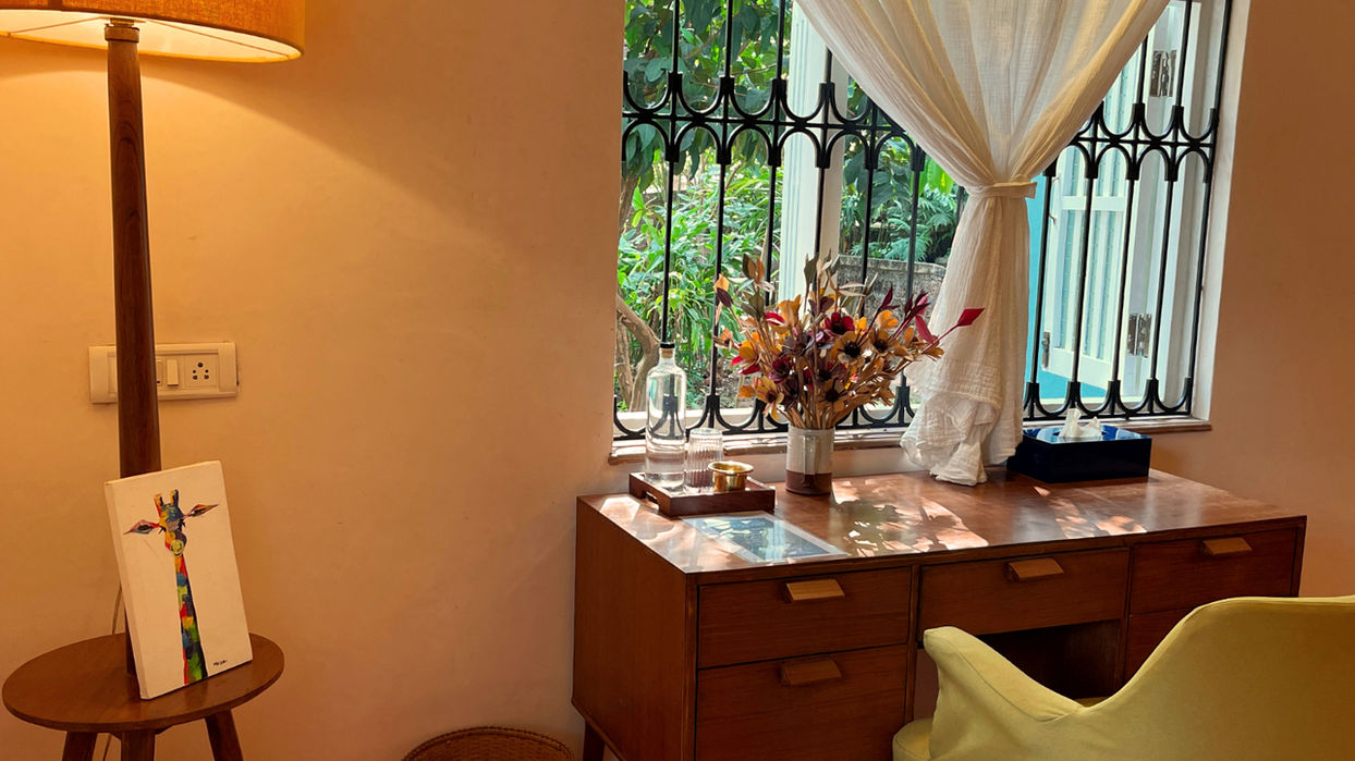 Basquiats room desk space