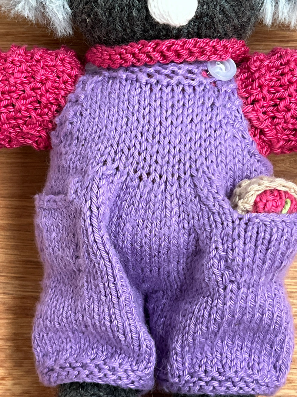 Miniatura: Knitted Koala in Purple Overalls (with cherry pie)
