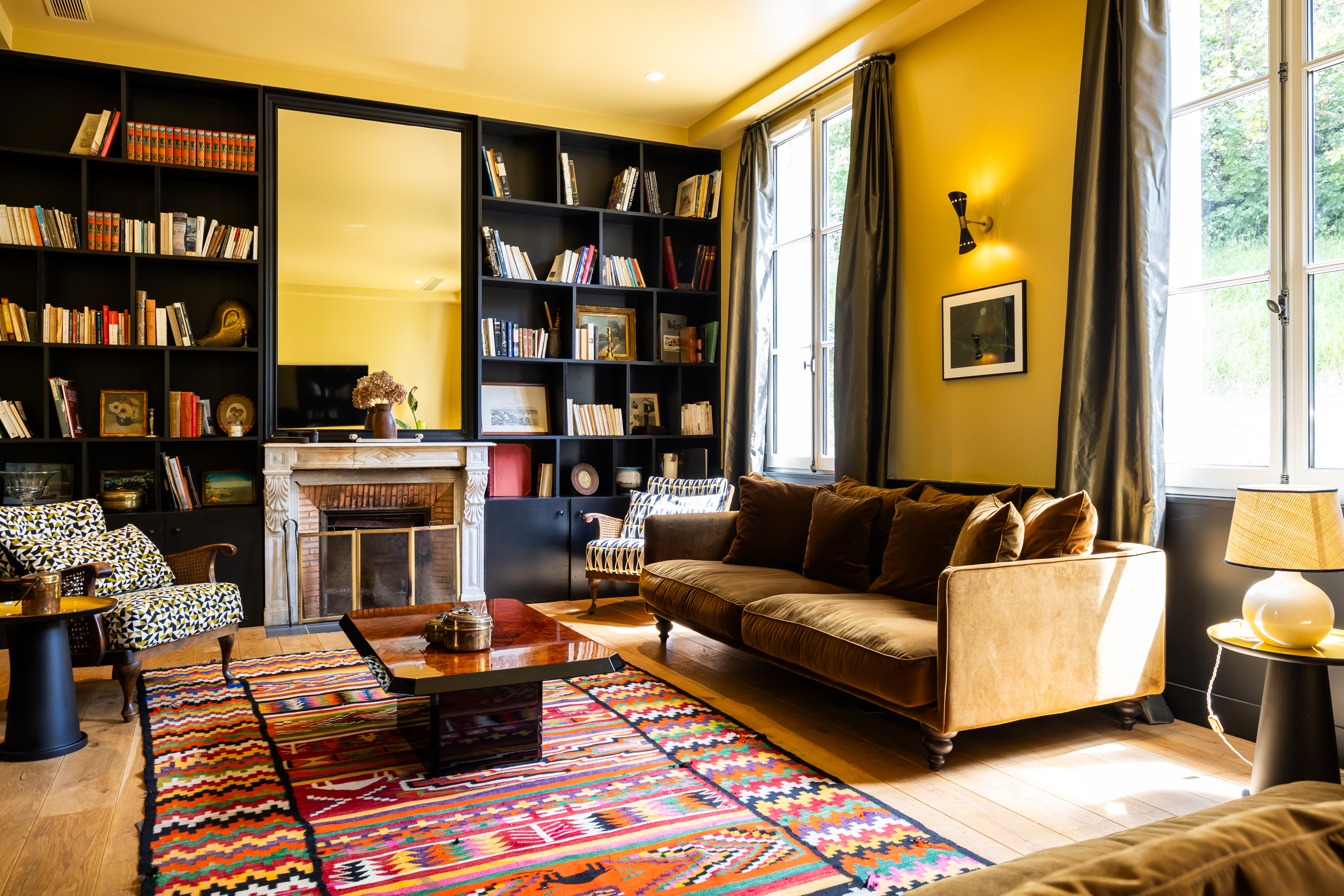 Salon bibliothèque avec cheminée