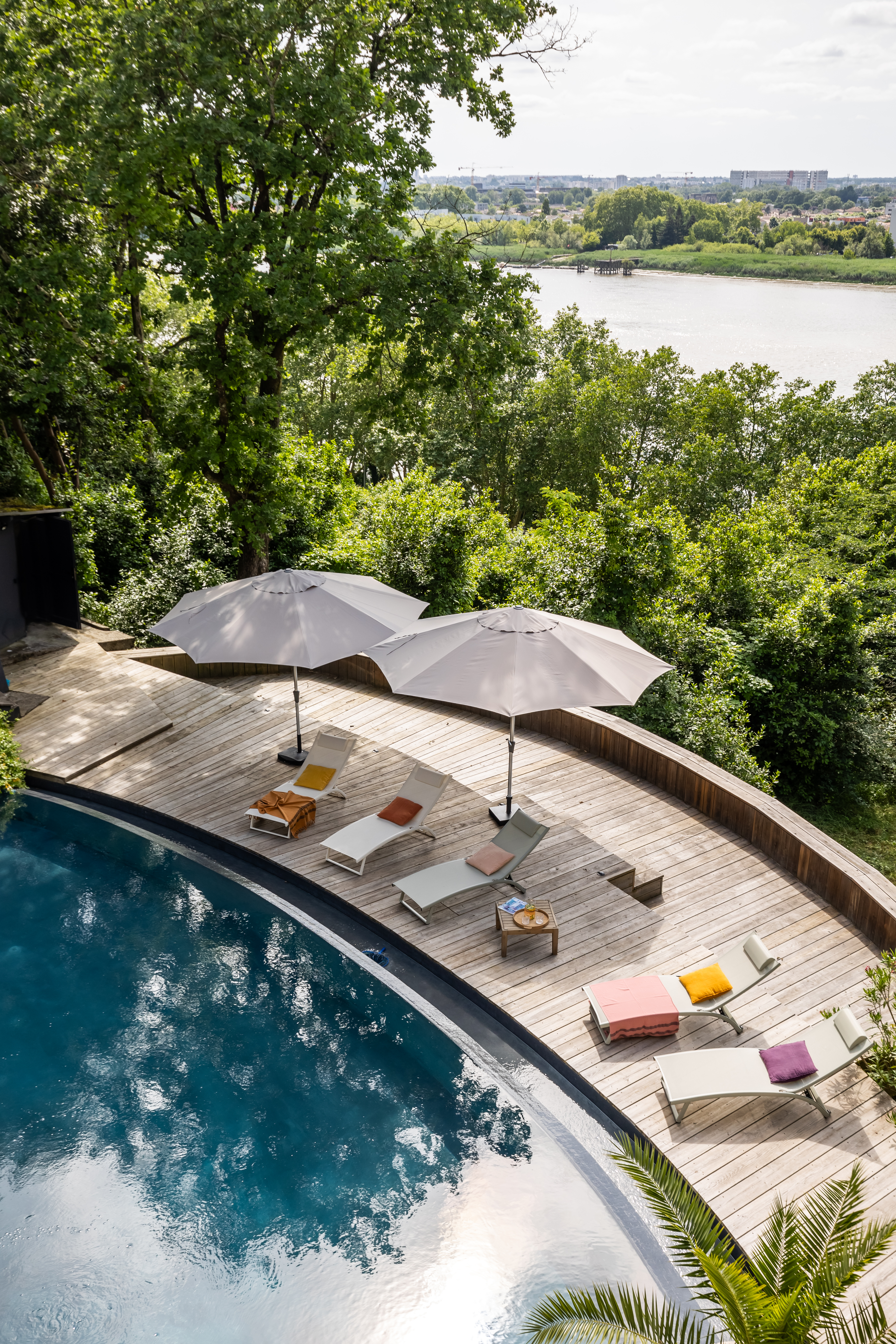 Piscine et deck avec vue panoramique