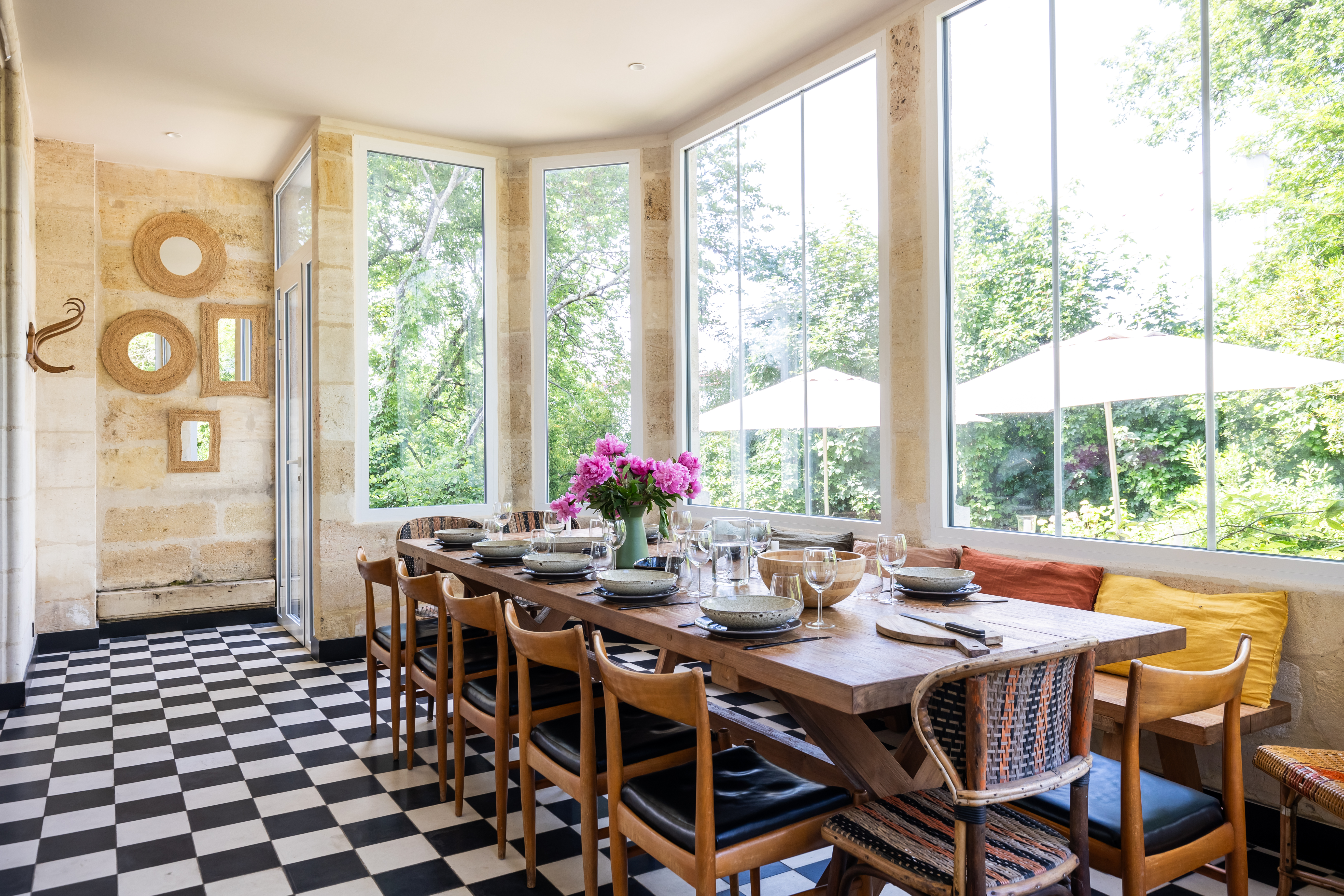Salle à manger avec vue sur le jardin