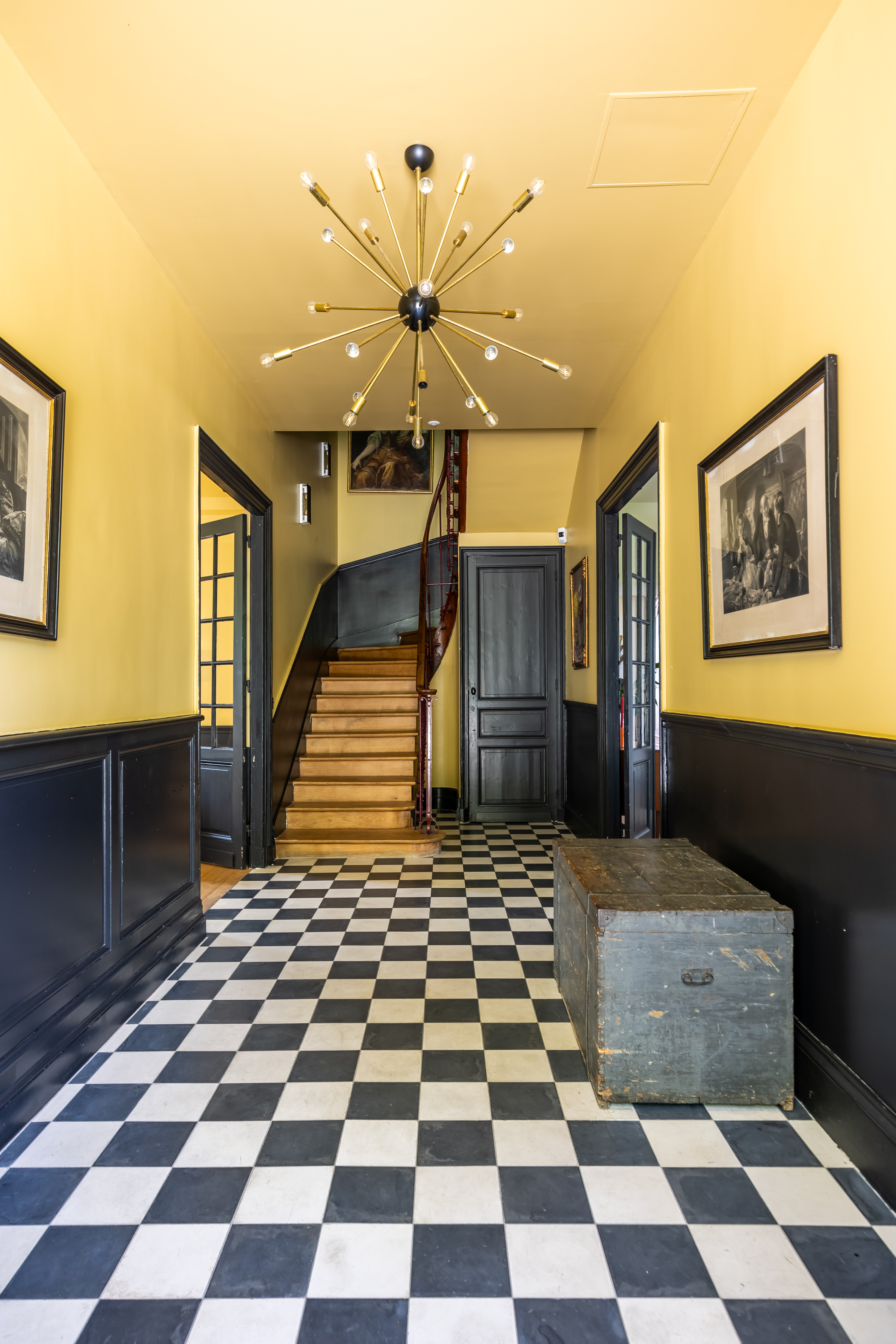 Hall d'entrée avec escalier monumental