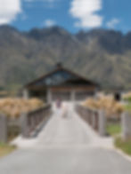 Drive between Lake Wakatipu and Queenstown