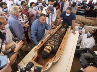 SARCOFAGO DE 2500 ANOS É ABERTO NO EGITO