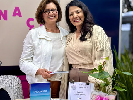 Vereadora Marisol Santos prestigia sessão de autógrafos do livro “Enquanto” na 41ª Feira do Livro de Caxias do Sul