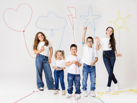 Exposição “Entre fios invisíveis” destaca vivências de crianças com diabetes tipo 1