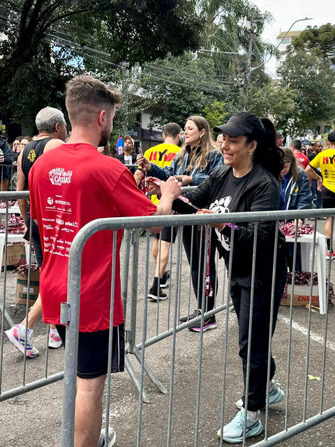 Vereadora Marisol Santos participa da equipe de serviço da 10ª Meia Maratona de Caxias do Sul