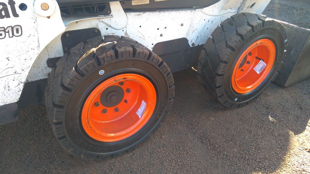 Minicarregadeira Bobcat S510 com pneus maciços 2.50-15
