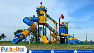สนามเด็กเล่นสีสันสดใสกลางแจ้ง มีสไลเดอร์รูปสัตว์สีฟ้า-เหลืองใต้ท้องฟ้าใส พร้อมโลโก้ Funny-Dee ด้านล่าง