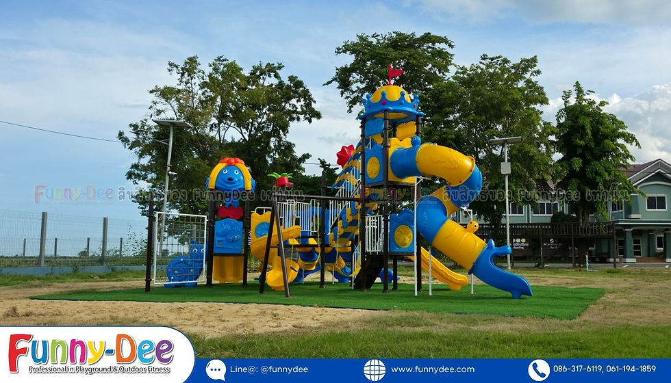 สนามเด็กเล่นสไลเดอร์สีฟ้า-เหลืองกลางสวน มีโลโก้ Funny-Dee และข้อความเว็บ/ไลน์ด้านล่าง บรรยากาศแจ่มใส