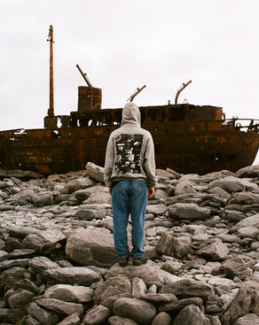 Hitchhiking around Ireland. Stopping on Inis Oirr. 