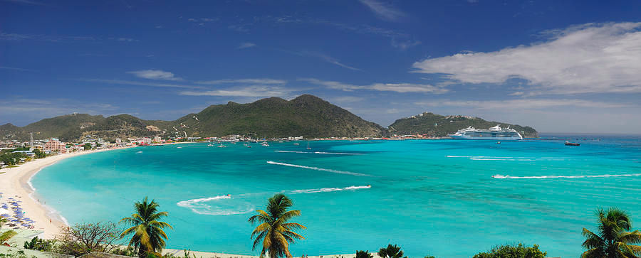 great-bay-philipsburg-in-st-maarten-pano