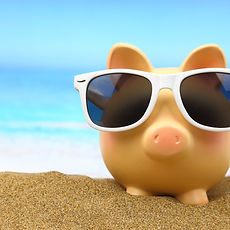 Das Bürosparschwein von der Nachhilfe Notensprung Baesweiler liegt im Sand in der Sonne