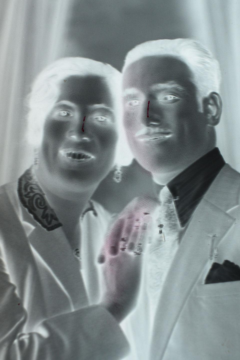 Retrato de casal, detalhe de negativo retocado com tinta no nariz