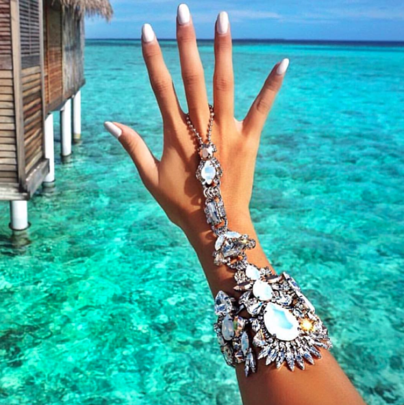 Presque portés comme une armure, ces bijoux subliment...