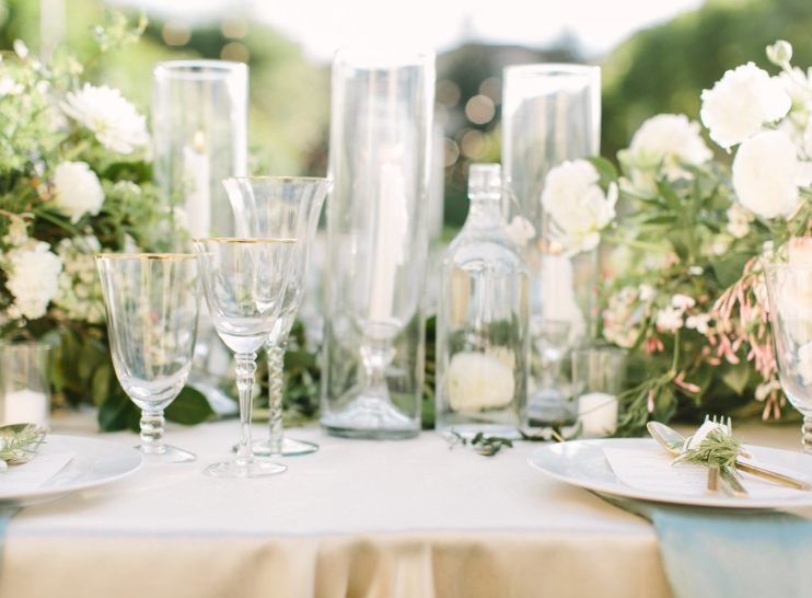 wedding table with gold glassware and candles